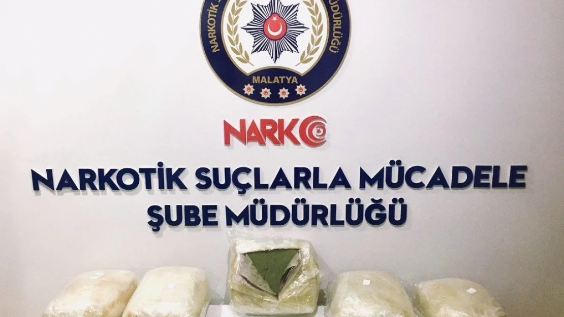 Polis, yolcu otobüsünde 58 kg esrar ele geçirdi