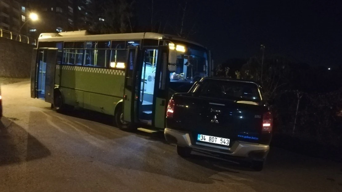 Halk otobüsü ile kamyonet kafa kafaya çarpıştı: 2 yaralı