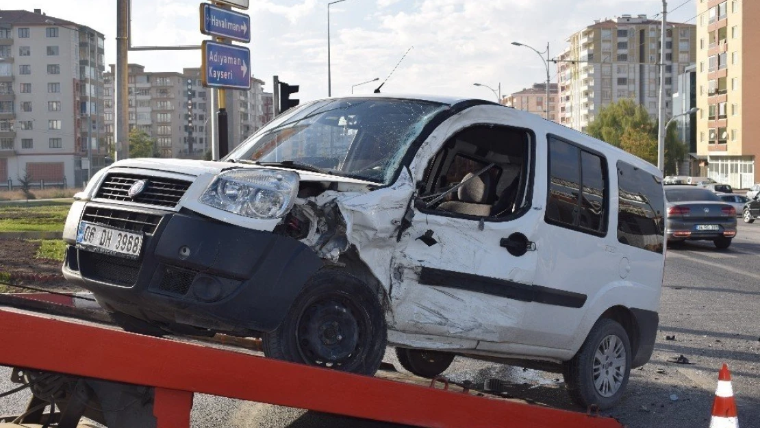 Yakıt tankeri ile hafif ticari araç çarpıştı: 1 yaralı