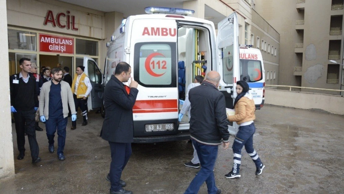 Belediye işçilerini taşıyan kamyonet takla attı