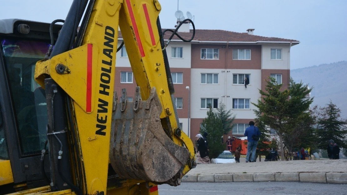 Dükkanı yıkılınca 3. kattan atlamak istedi