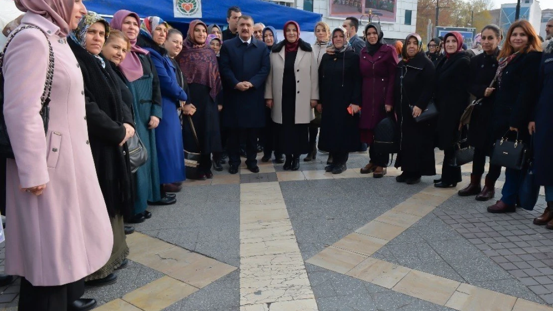 AK Partili kadınlardan Yerli Malı haftası etkinliği