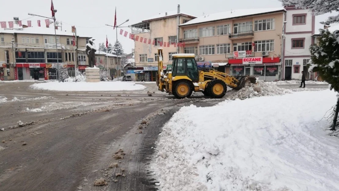 Akçadağ'da karla mücadele sürüyor