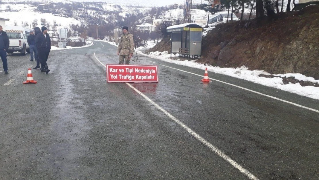 Kar Pütürge yolunu trafiğe kapattı