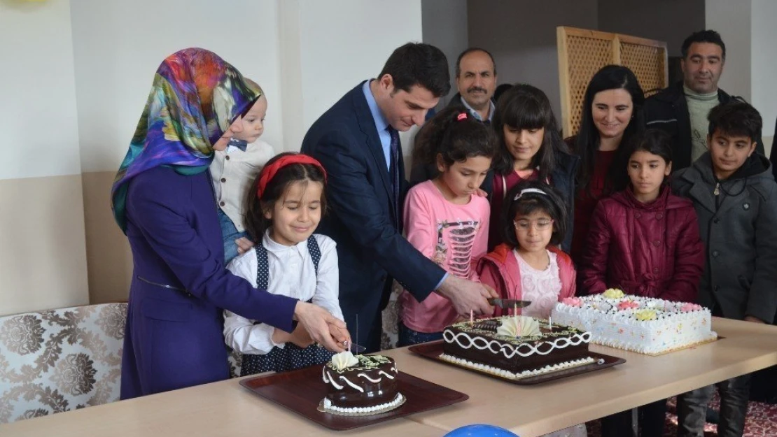 Yatılı okulda kalan öğrencilere doğum günü sürprizi