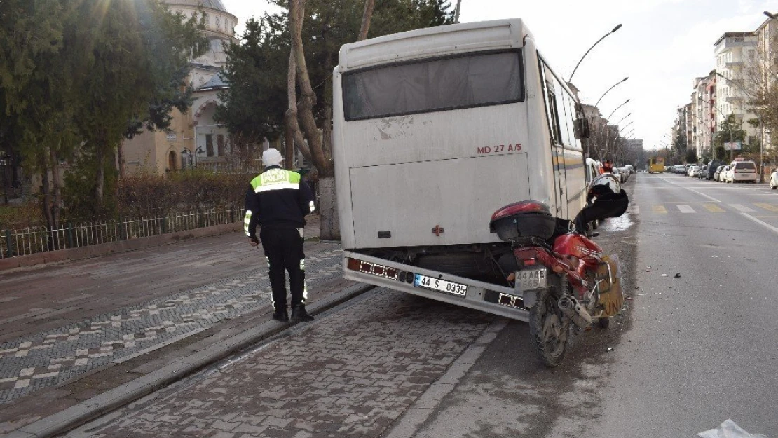 Otobüse çarpan motosiklet sürücüsü yaralandı