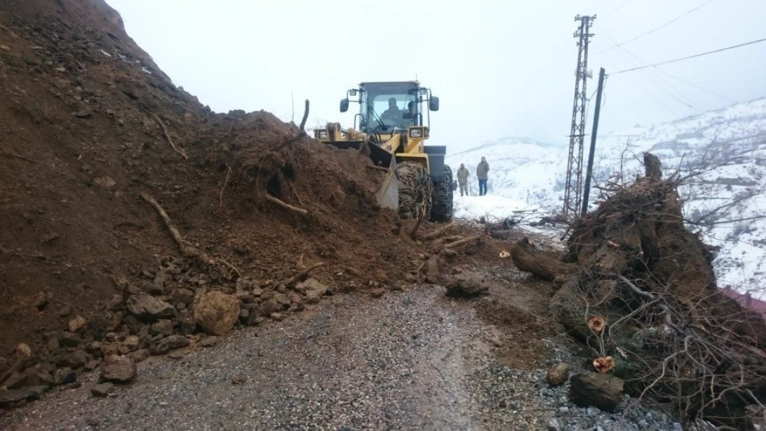 Sincik-Malatya karayolunda heyelan