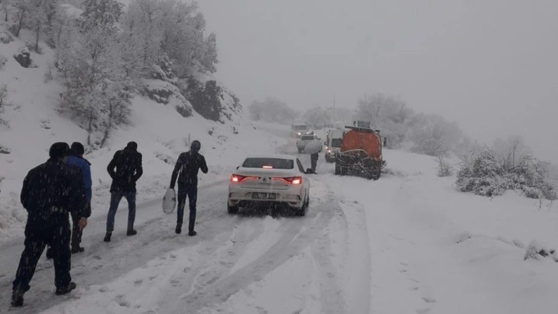 Adıyaman'da sürücülerin karla zorlu mücadelesi