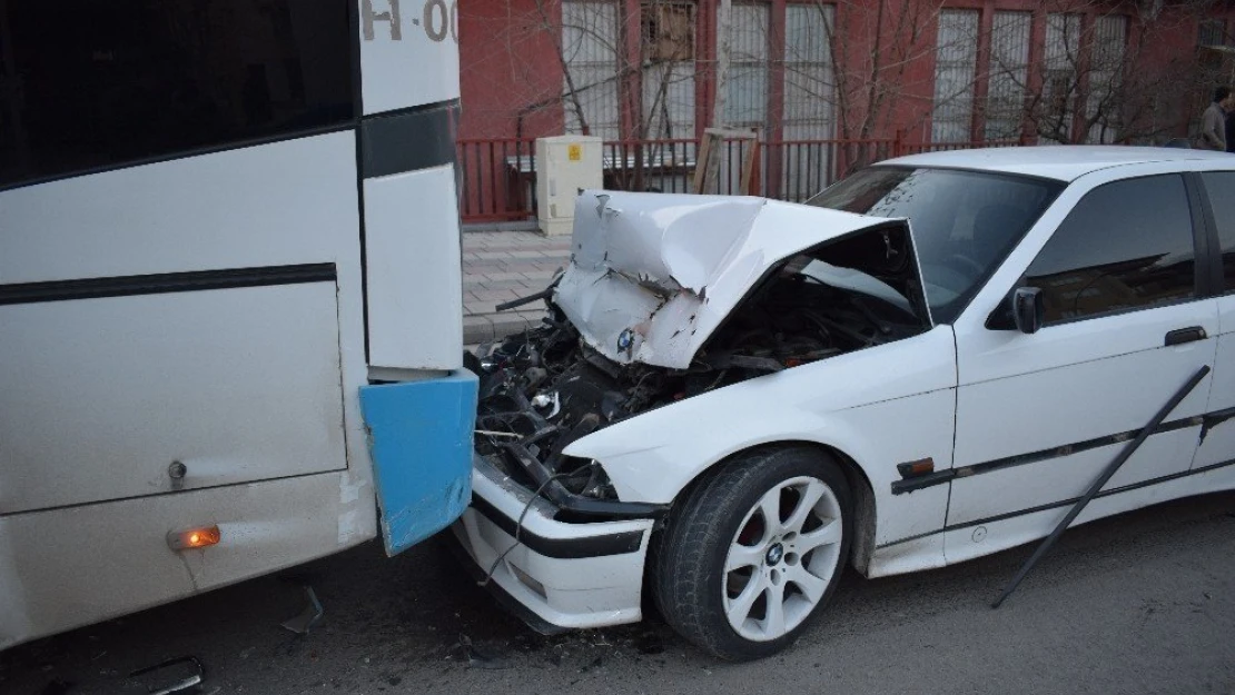 Malatya'da otomobil halk otobüsüne çarptı: 1 yaralı