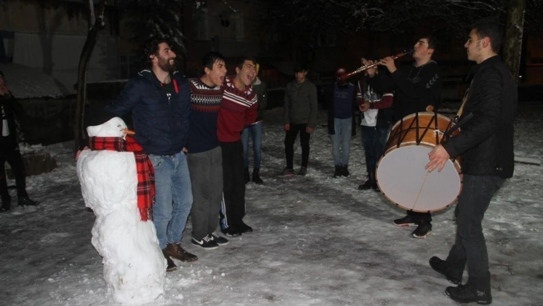 Davul klarnet  eşliğinde kar keyfi