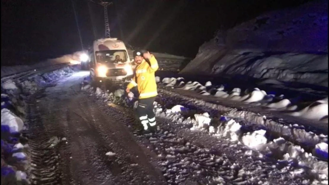 Hastaya giden ambulans mahsur kaldı