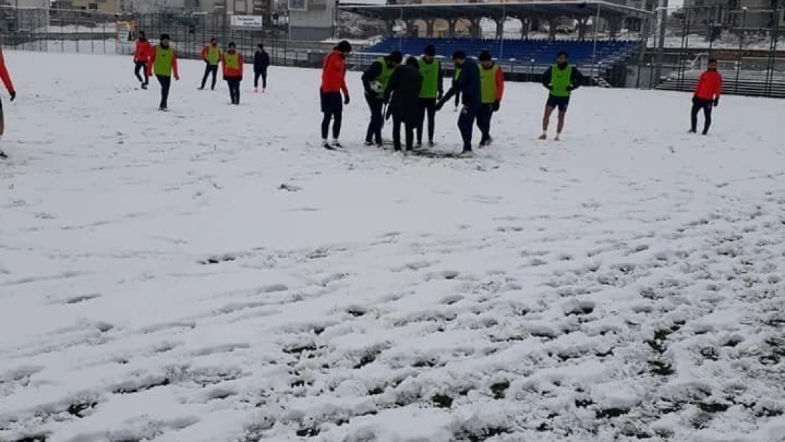 Yeşilyurt Belediyespor karla kaplı zeminde çalıştı