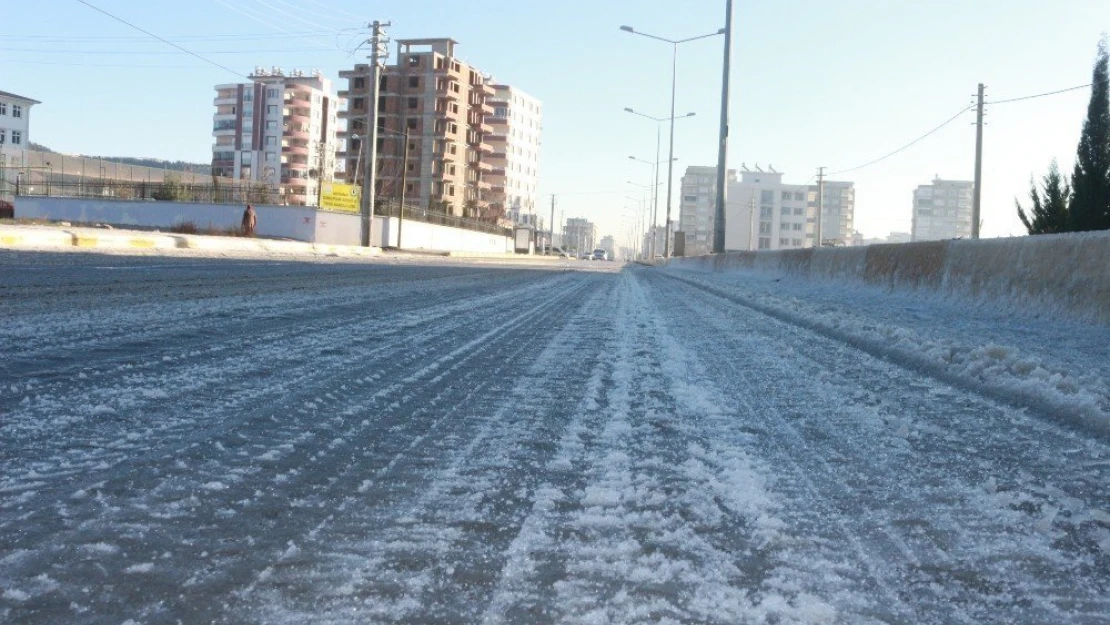 Yollar buz pistine döndü