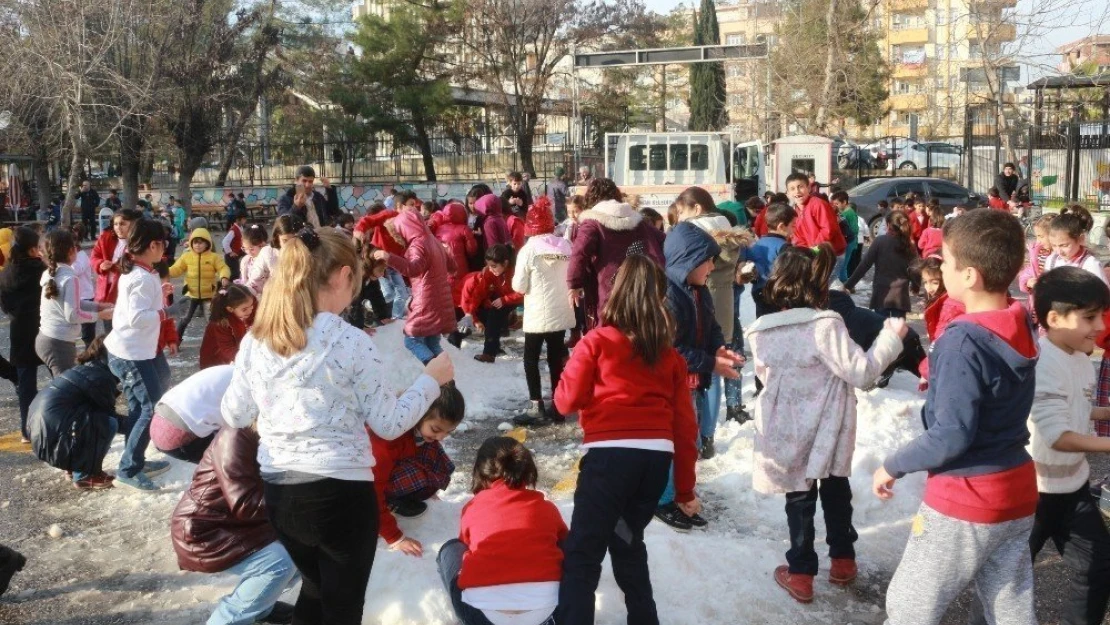 Kar yağmayınca okula kar taşıdılar