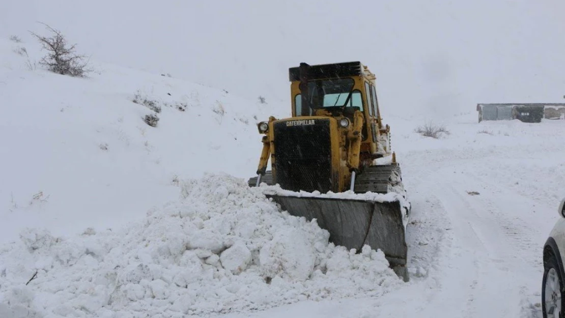 Elazığ'da 212 köy yolu açıldı, 15'inde  çalışma sürüyor