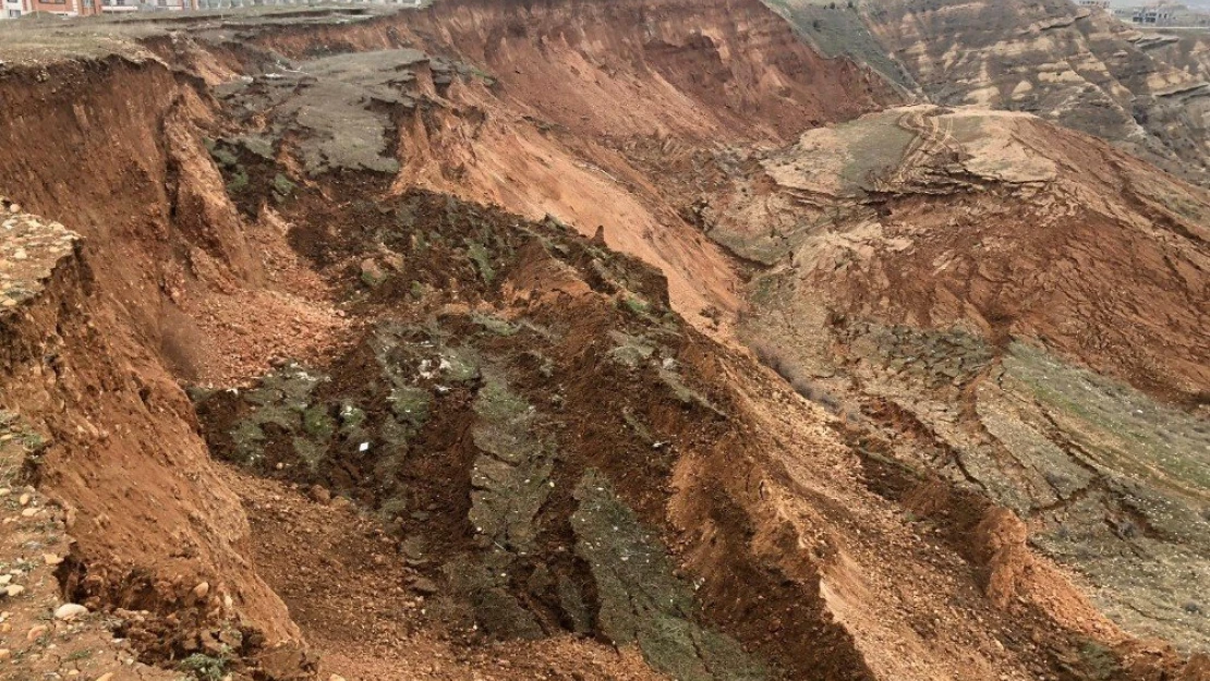 Kahta'da korkutan heyelan