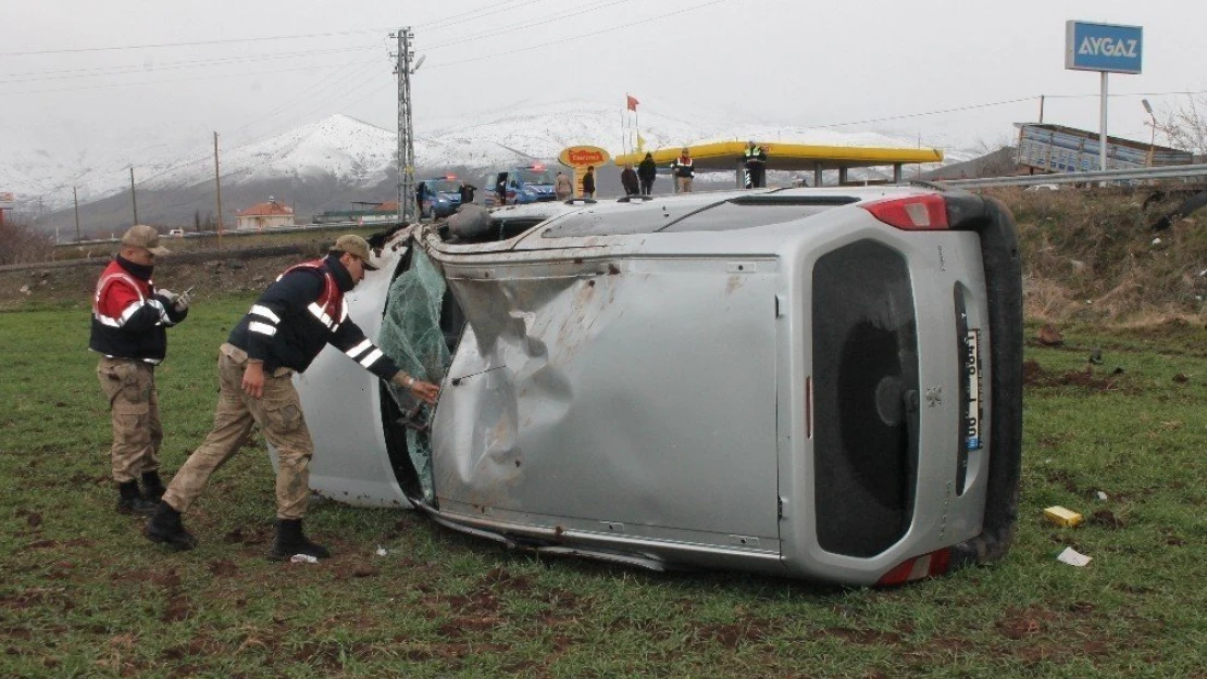 Elazığ'da otomobil tarlaya uçtu: 4 yaralı