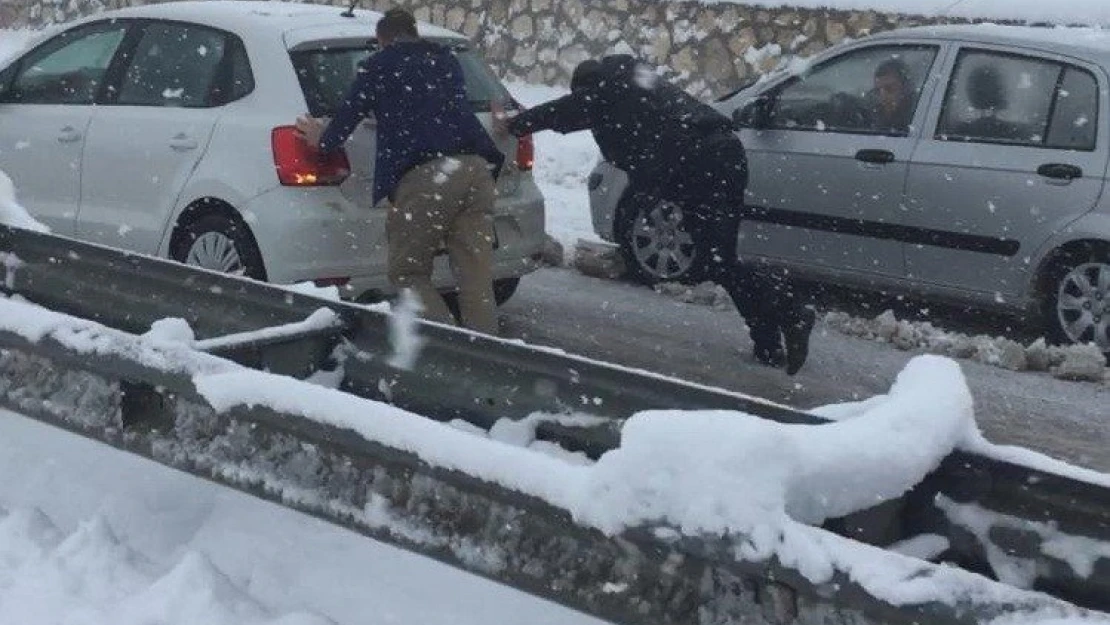 Gölbaşı Gaziantep karayolunda araçlar yolda kaldı