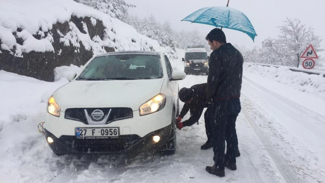 Kar ile kaplanan yollar sürücülere zor anlar yaşatıyor