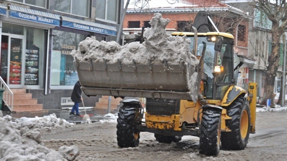 Kar temizleme çalışmaları sürüyor