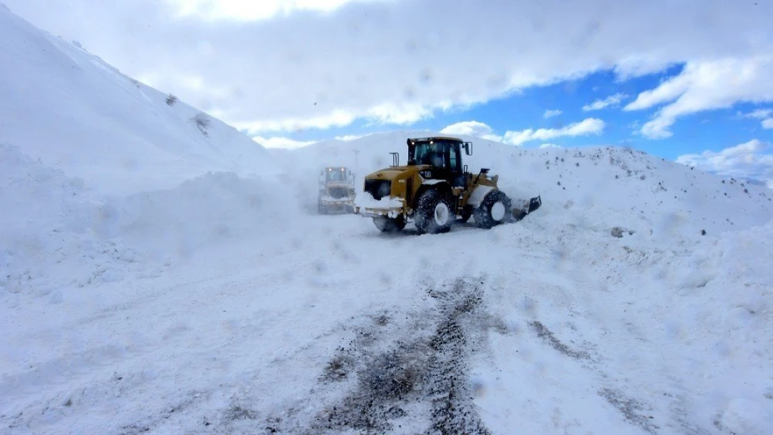 Kar, fırtına ve tipi bazı yolları ulaşıma kapattı