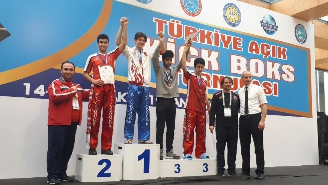 Kick Boksta 3 gümüş 1 bronz madalya