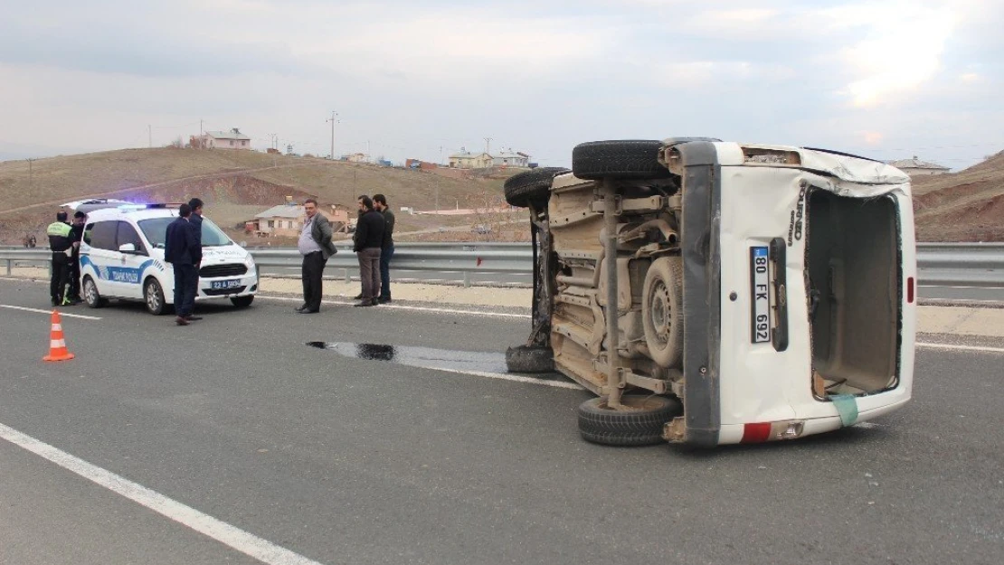 Midibüsün çarptığı hafif ticari araç yan yattı