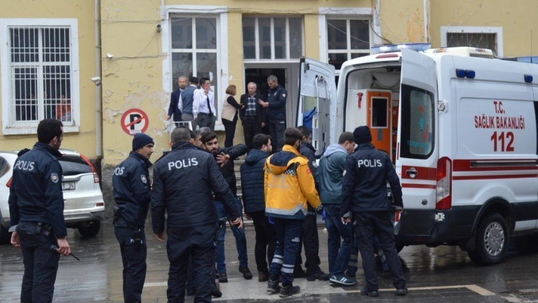 İki kardeş adliyede polislere saldırdı