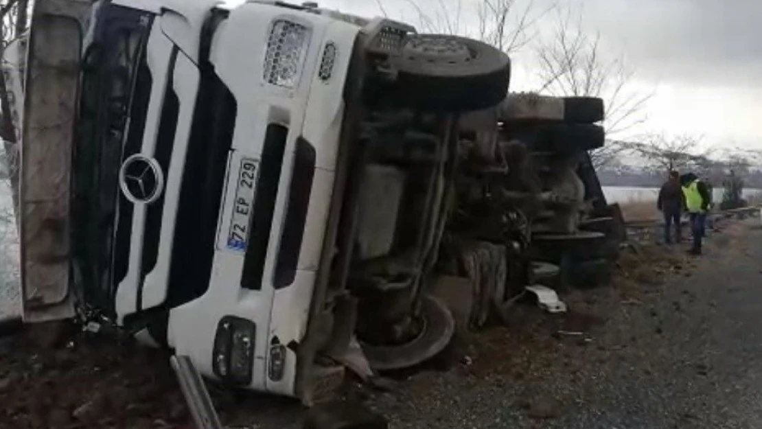 Elazığ'da tanker devrildi:1 yaralı