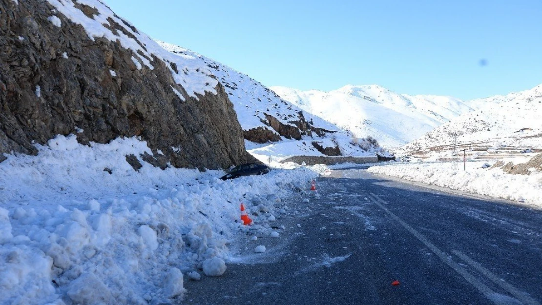 Buzda kayan otomobil takla attı: 3 Yaralı