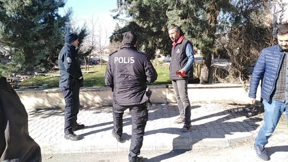 Yıkım esnasında demir çalmak isteyen çocuklar polisi görünce kaçtı