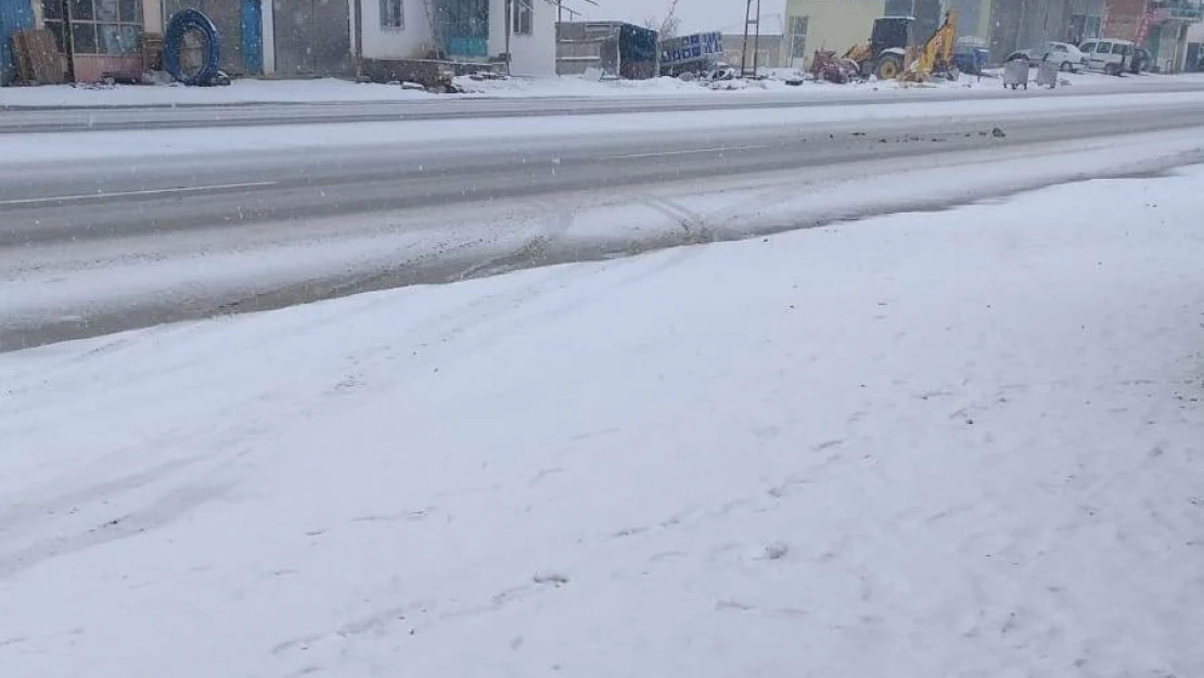 Akçadağ'da Kar yağışı etkili oluyor