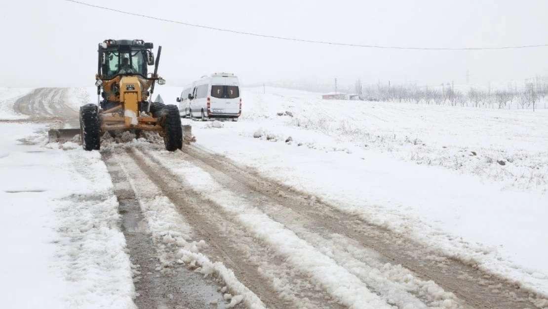 Elazığ'da kar nedeniyle 98 köy yolu ulaşıma kapalı