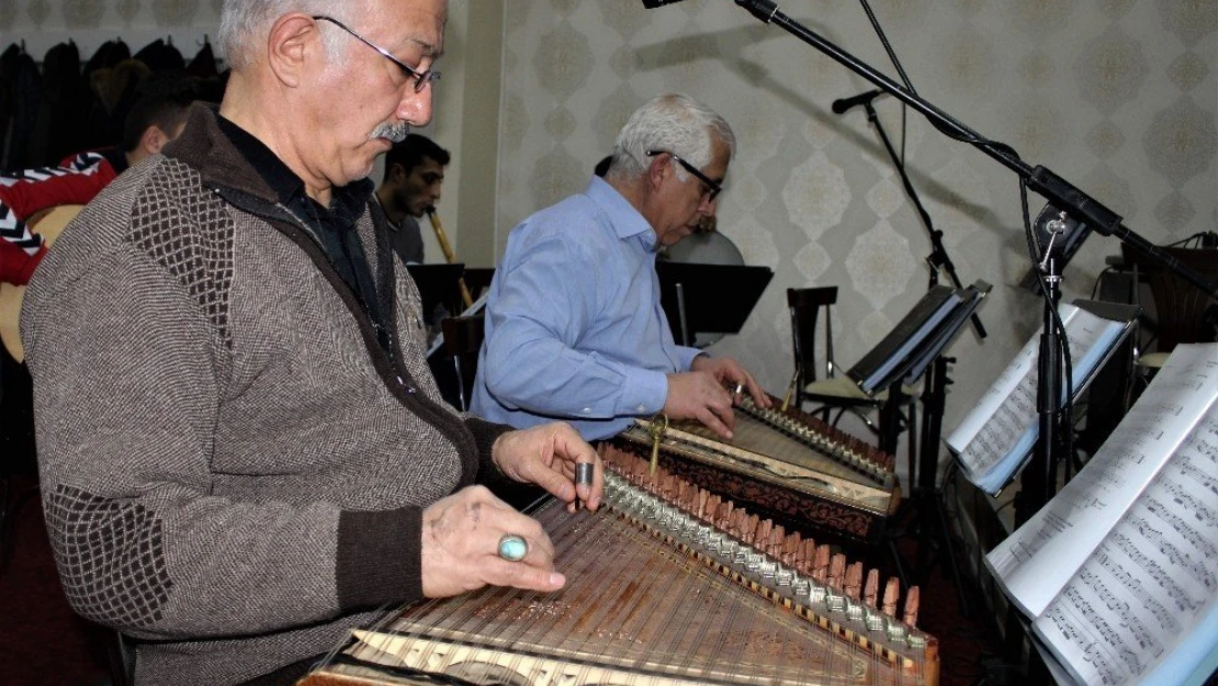 Gündüzleri tespih işliyor, akşamları 'Kanun' çalıyor