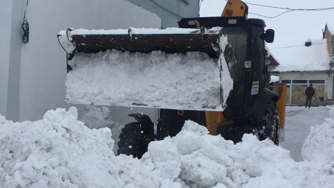 Elazığ'da kar nedeniyle 73 köy yolu ulaşıma kapandı