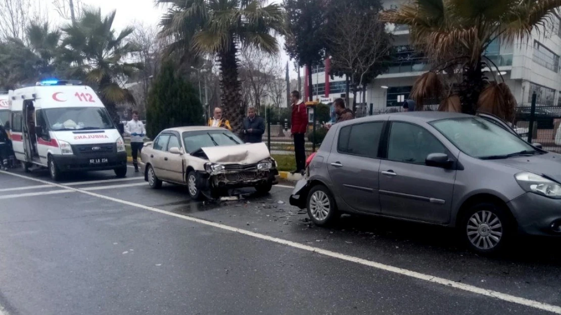 Yaya geçidinde otomobiller çarpıştı