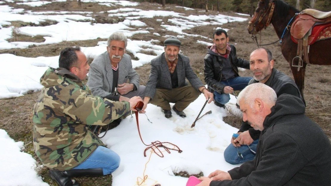 Atlarla 'karlı pekmez' yemeye gittiler