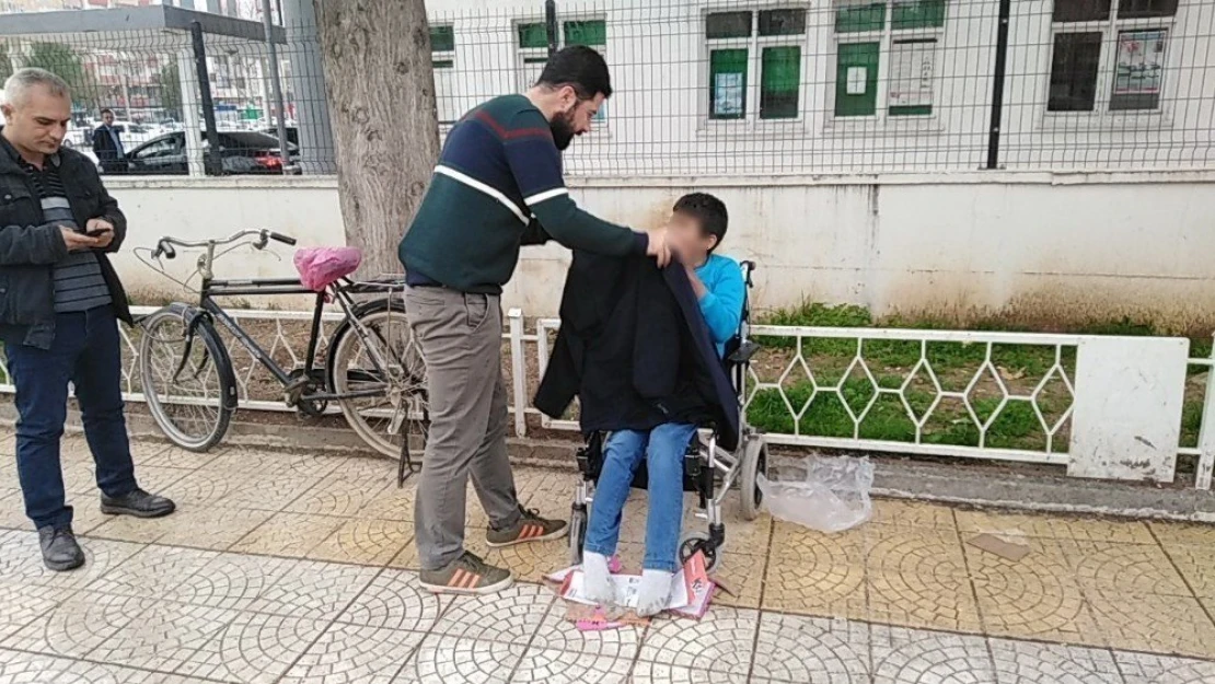 Dilenen engelli çocuğa polis şefkati