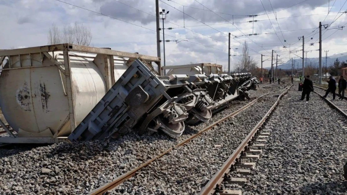 Raydan çıkan vagonlar yük trenine çarptı