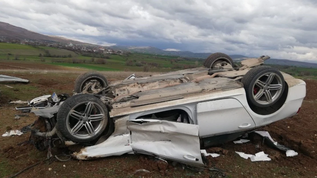 Bariyerlere çarpan otomobil takla attı: 2 yaralı