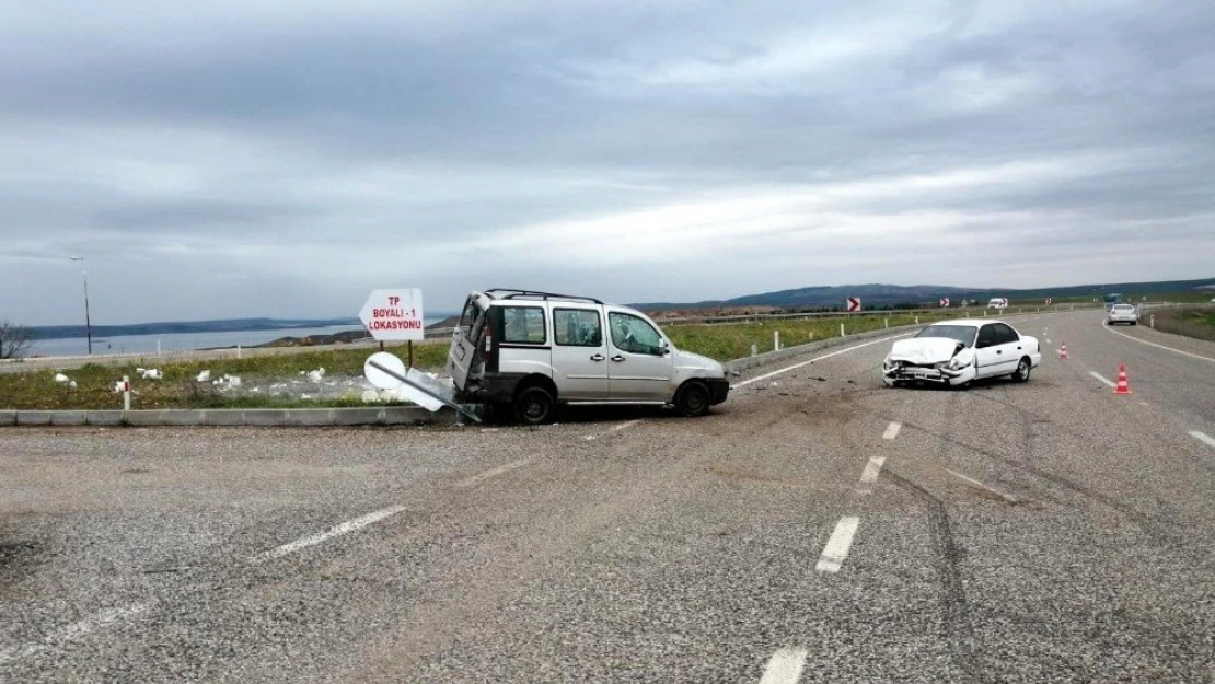 Otomobille hafif ticari araç çarpıştı: 7 yaralı