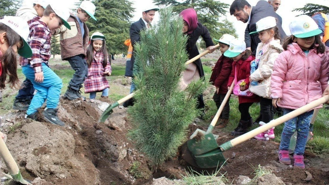 Elazığ'da öğrencilerle fidan dikme etkinliği