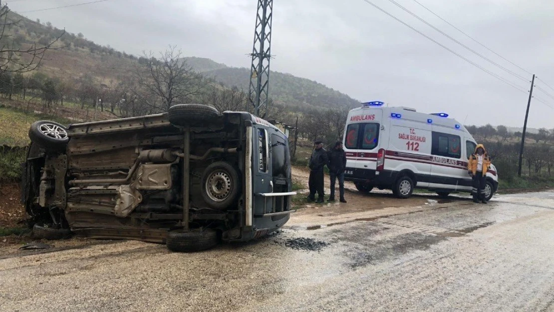 Gölbaşı'nda hafif ticari araç yan yattı: 4 Yaralı