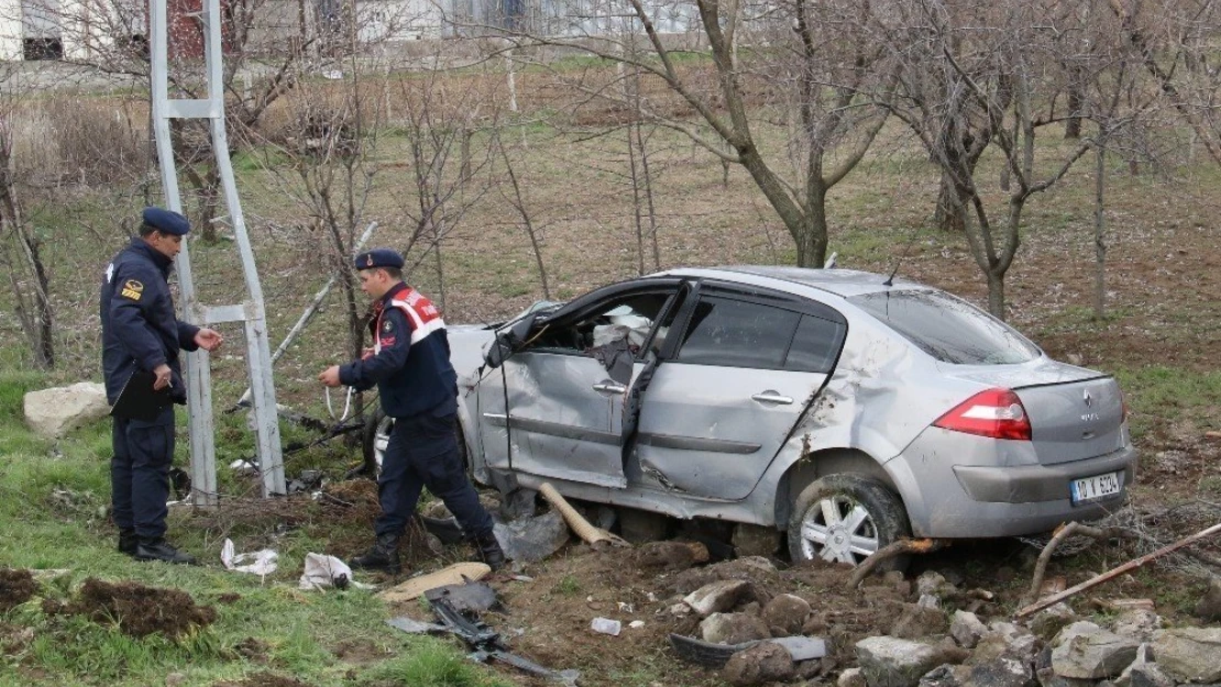 Elazığ'da otomobil bahçeye uçtu: 3 yaralı