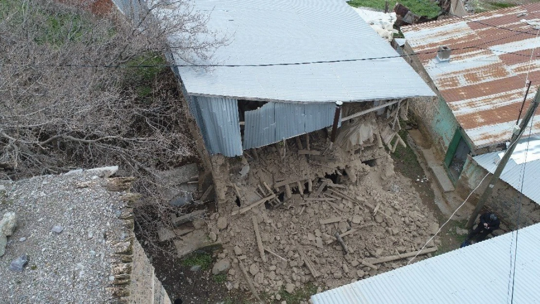 Elazığ'da 5.2'lik deprem 11 köyde 50 eve hasar verdi