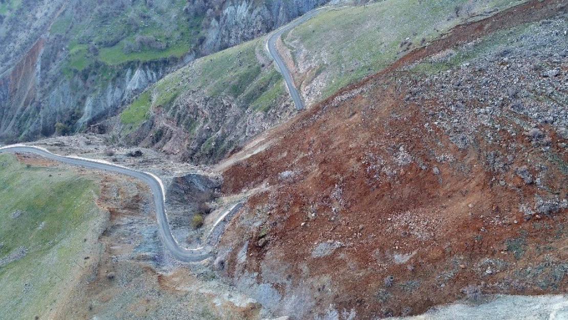 Deprem 15 köyün yolunu kapattı