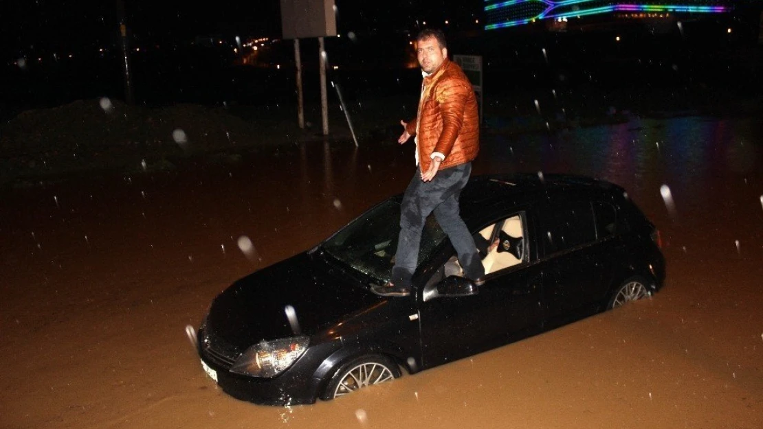 Adıyaman'da dolu ve yağmur hayatı felç etti