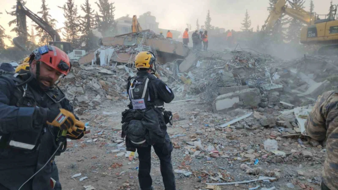 ABD'den Adıyaman'a gelen 160 kişilik ekip enkazdan vatandaşları kurtarmak için mücadele veriyor