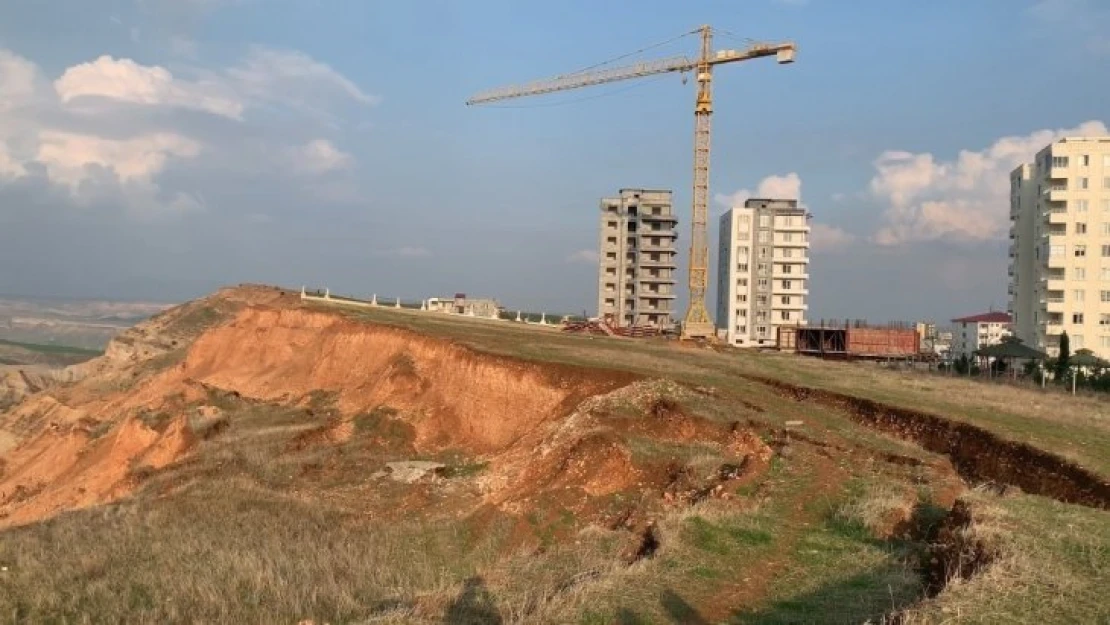 Adıyaman'da 43 dairelik bina tahliye ediliyor