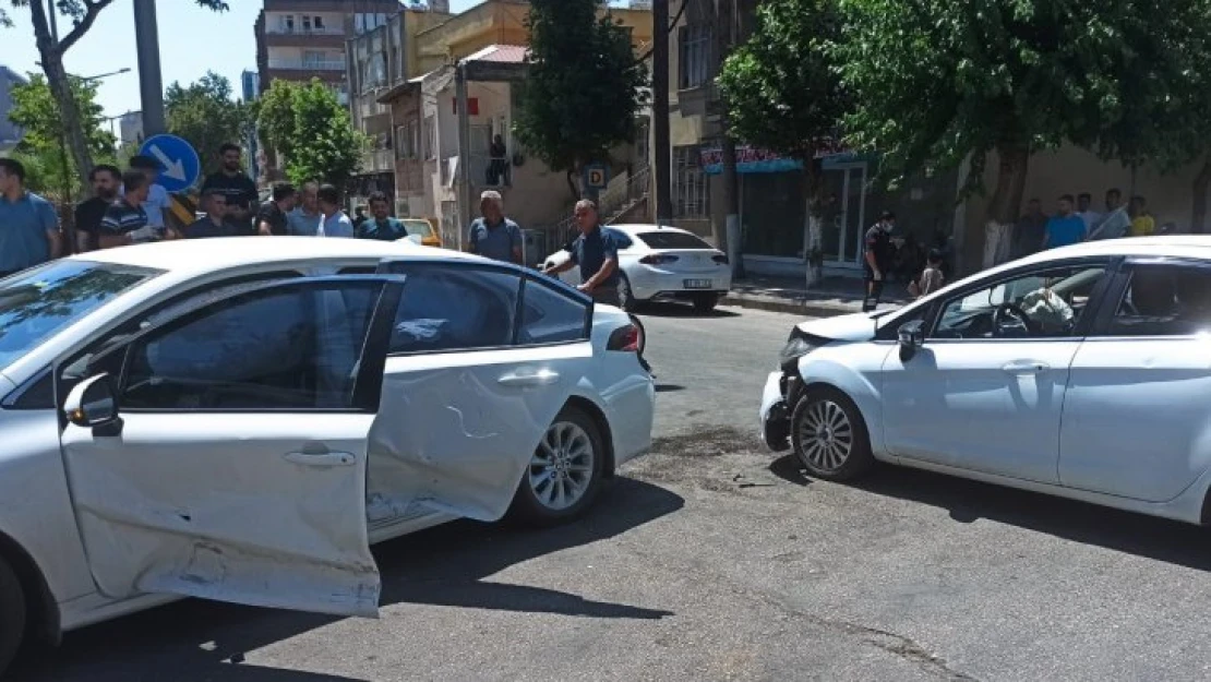 Adıyaman'da iki otomobil çarpıştı: 2 yaralı